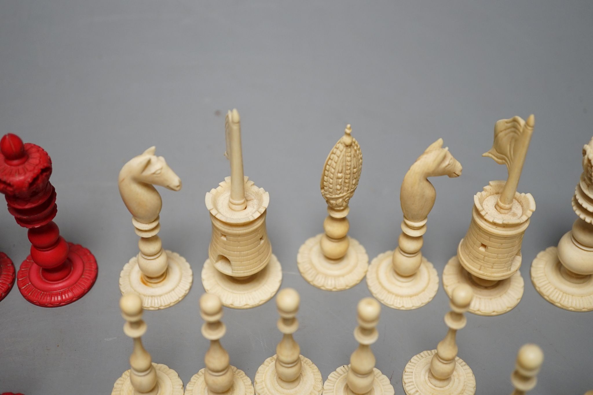 A North European stained ivory chess set, Kings 8cm
